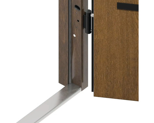 Detail dřevěných dveří s rámem dveří, kováním a podlahovou lištou