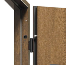 Detailní pohled na vchodové dveře s rámem dveří a závěsem