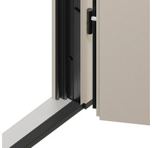 Detail interiérových dveří s rámem a kováním