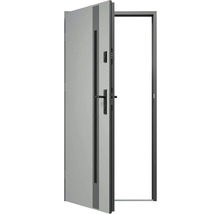 Otevřené vchodové dveře s klikou a bezpečnostním zámkem