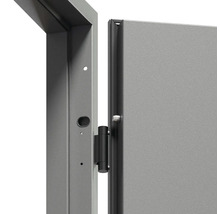 Detail ocelových dveří s rámem a závěsem