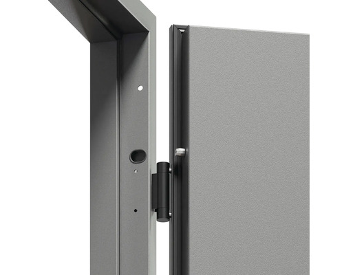 Detail ocelových dveří s rámem a závěsem