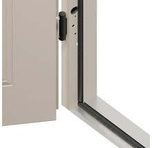 Detailní pohled na interiérové dveře s rámem dveří a závěsem dveří