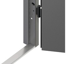 Detailní pohled na dveře s rámem a podlahovou lištou