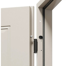 Detail otevřených dveří s kováním a těsněním