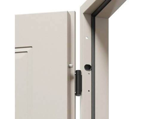 Detail interiérových dveří s kováním a rámem