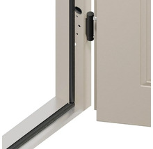 Detailní pohled na interiérové dveře s rámem a kováním.