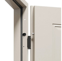 Detail interiérových dveří s rámem a závěsem