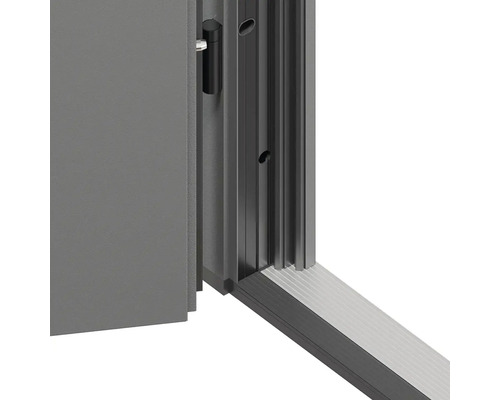 Detailní pohled na dveře s rámem a podlahovou lištou