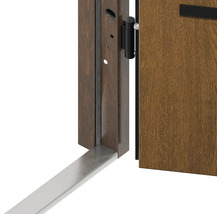 Detail dřevěných dveří s rámem dveří a kováním