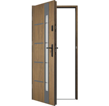 Otevřené vchodové dveře s dřevěnou strukturou, skleněným prvkem a sadou klik