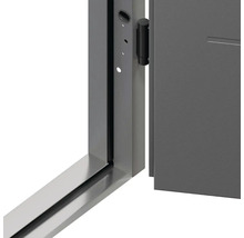 Detail šedých dveří s rámem