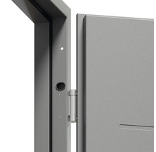 Detail šedých ocelových dveří s rámem a závěsem