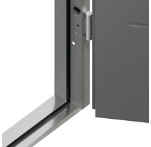 Detailní pohled na šedé dveře s rámem a kováním.