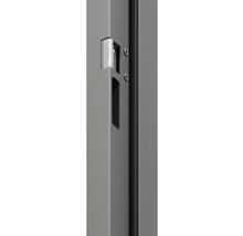 Detailní pohled na kovovou skříňku se zámkem a šrouby