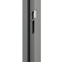 Detailní pohled na šedou kovovou skříň s rukojetí a šrouby