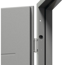 Detail ocelových dveří s rámem a pantem