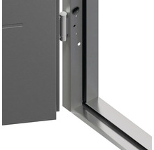 Detail interiérových dveří s rámem a pantem.