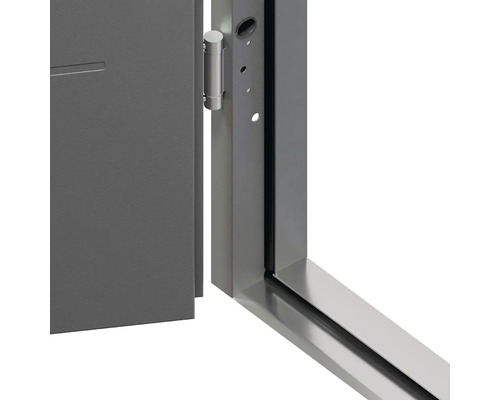 Detail interiérových dveří s rámem a pantem.