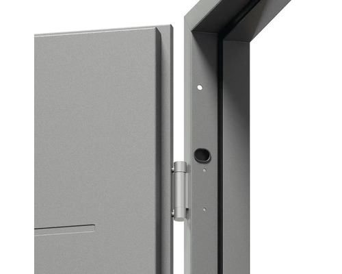 Detail ocelových dveří s rámem a pantem