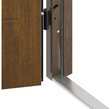 Detailní pohled na vchodové dveře s rámem, kováním a podlahovou lištou.