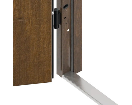 Detailní pohled na vchodové dveře s rámem, kováním a podlahovou lištou.