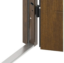 Detailní pohled na vchodové dveře s rámem a spodní lištou