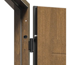 Detailní pohled na dřevěné dveře s rámem a kováním