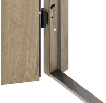 Detailní pohled na interiérové dveře s rámem a závěsem