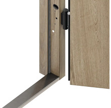 Detail dřevěných dveří s kováním a spodní lištou