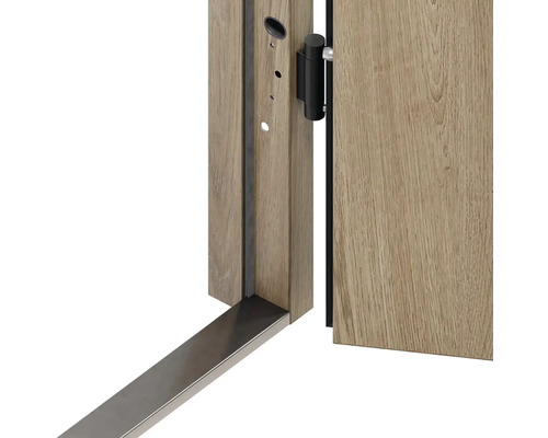 Detail dřevěných dveří s kováním a spodní lištou