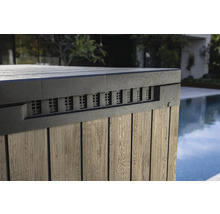 Detailní pohled na obložení vířivky s dřevěnou strukturou a větracími otvory