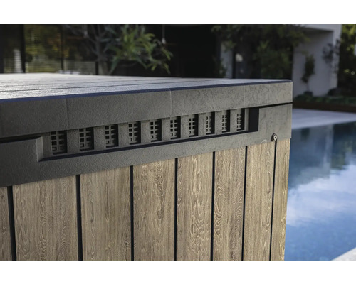 Detailní pohled na obložení vířivky s dřevěnou strukturou a větracími otvory