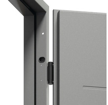 Detail interiérových dveří s rámem a závěsem