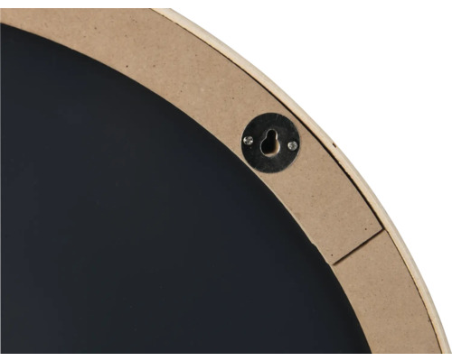 Detailní pohled na zadní stranu kulatého nástěnného zrcadla se závěsným zařízením.