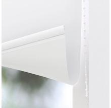 Detail bílé rolety s ovládacím řetízkem