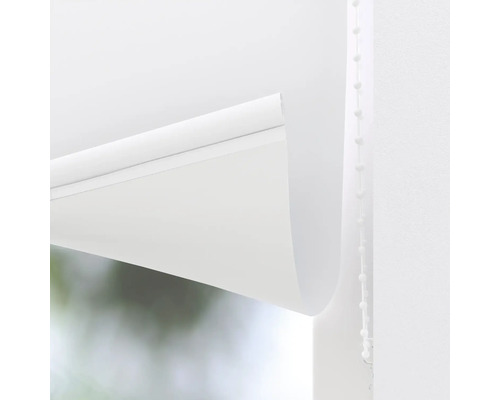 Detail bílé rolety s ovládacím řetízkem