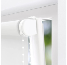 Detail bílé rolety s ovládacím řetízkem na okně