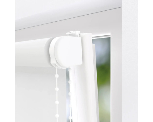 Detail bílé rolety s ovládacím řetízkem na okně