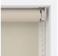 Béžová roleta s bočním tahem v okenním rámu