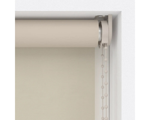 Béžová roleta s bočním tahem v okenním rámu