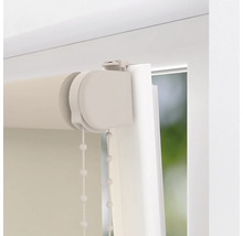 Detailní pohled na roletu s řetízkovým ovládáním na okně