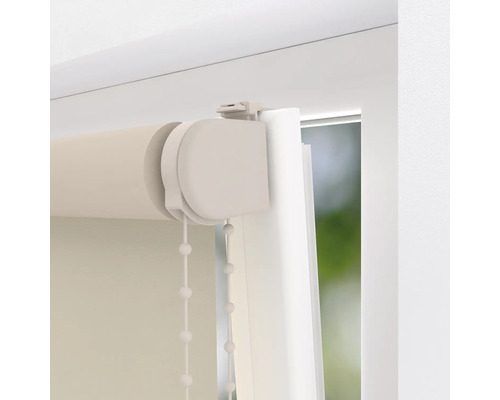 Detailní pohled na roletu s řetízkovým ovládáním na okně