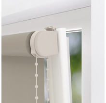 Detailní pohled na roletu s ovládacím řetízkem u okna