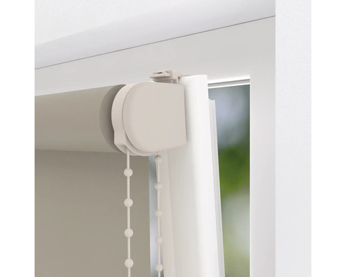 Detailní pohled na roletu s ovládacím řetízkem u okna