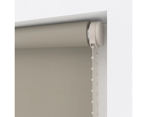 Vnitřní roleta u okna s řetízkovým ovládáním
