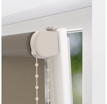 Detailní pohled na roletu s řetízkovým ovládáním pro dekoraci oken