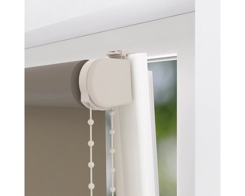 Detailní pohled na roletu s řetízkovým ovládáním pro dekoraci oken