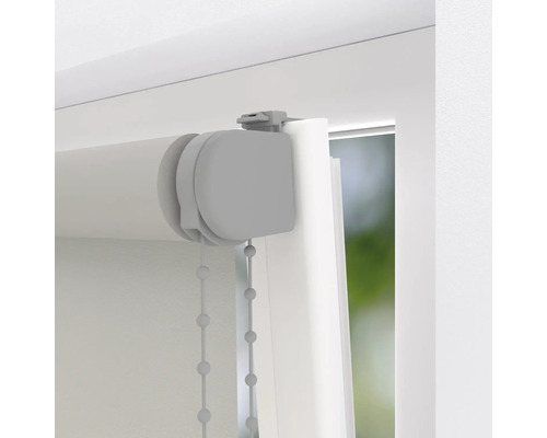 Detailní pohled na roletu s řetízkovým ovládáním na okně