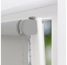 Detailní pohled na roletu s řetízkovým ovládáním na okně